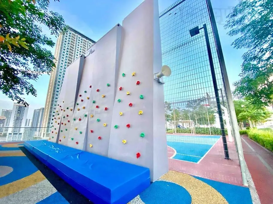 Lägenhet Urban Suites #Soft Creamy #Infinity Pool #Local Neighbourhood #4Pax #2Br 2Bath #2Queen #Quality Well Maintained #Private Host Jelutong Malaysia