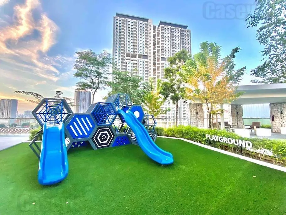 Urban Suites #Soft Creamy #Infinity Pool #Local Neighbourhood #4Pax #2Br 2Bath #2Queen #Quality Well Maintained #Private Host Jelutong Lägenhet