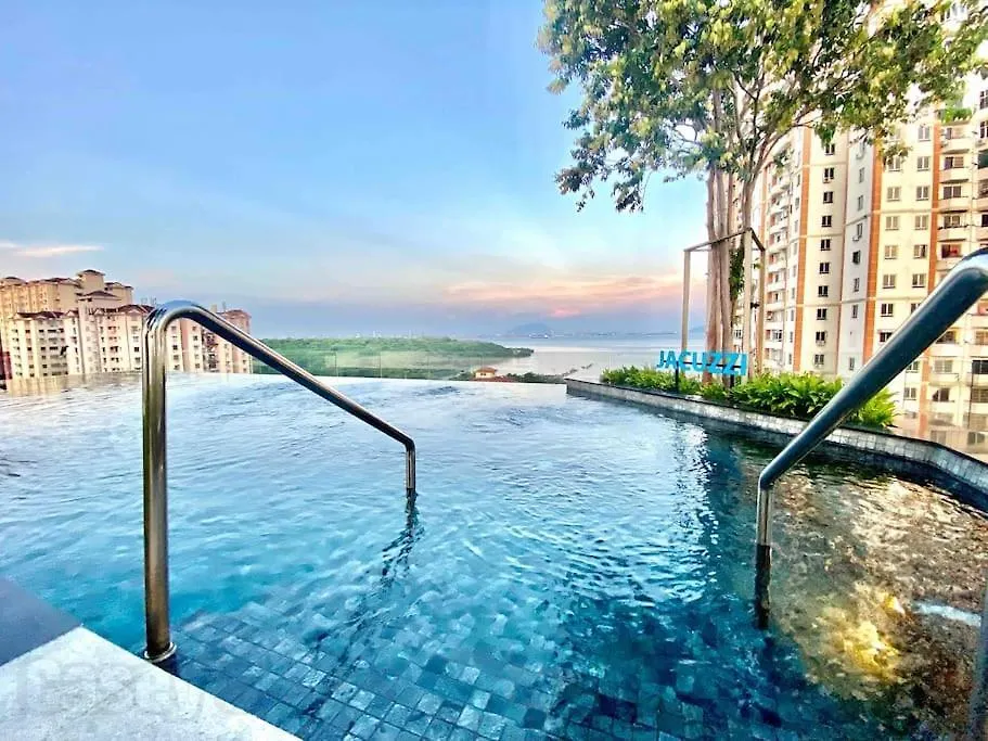 Lägenhet Urban Suites #Soft Creamy #Infinity Pool #Local Neighbourhood #4Pax #2Br 2Bath #2Queen #Quality Well Maintained #Private Host Jelutong Malaysia