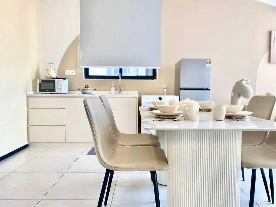 Lägenhet Urban Suites #Soft Creamy #Infinity Pool #Local Neighbourhood #4Pax #2Br 2Bath #2Queen #Quality Well Maintained #Private Host Jelutong