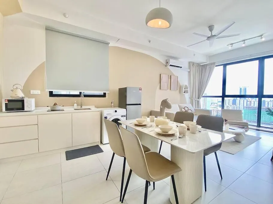 Lägenhet Urban Suites #Soft Creamy #Infinity Pool #Local Neighbourhood #4Pax #2Br 2Bath #2Queen #Quality Well Maintained #Private Host Jelutong Malaysia