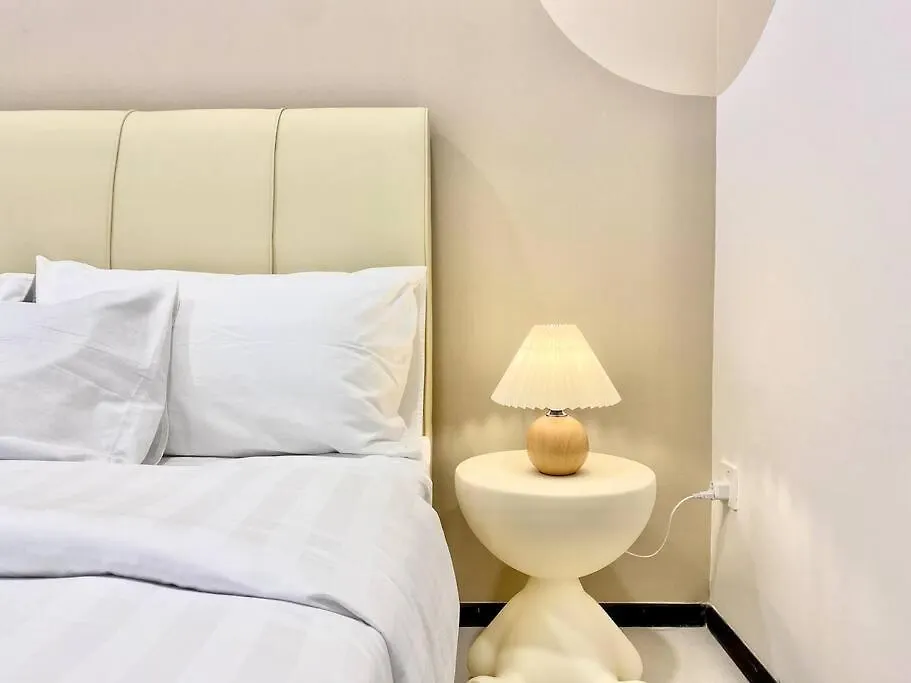 Urban Suites #Soft Creamy #Infinity Pool #Local Neighbourhood #4Pax #2Br 2Bath #2Queen #Quality Well Maintained #Private Host Jelutong Lägenhet
