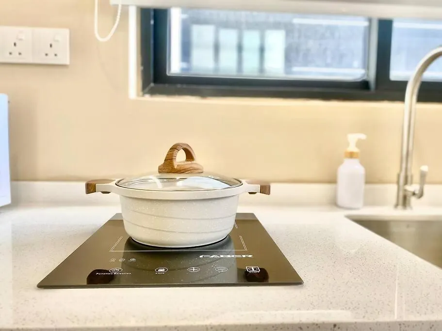 Urban Suites #Soft Creamy #Infinity Pool #Local Neighbourhood #4Pax #2Br 2Bath #2Queen #Quality Well Maintained #Private Host Jelutong Lägenhet